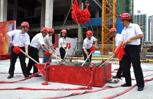 大老板今天農村自建房，房屋封頂了，大喜特喜！