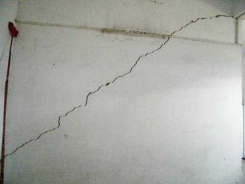 農村自建房墻出現了裂縫。為什么？